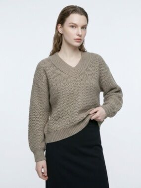 SO V-Neck Chunky Knit Sweater in Taupe